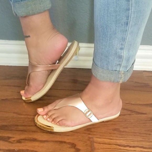 💥 NIB ROSE GOLD SANDALS💥 SZ 6,8,9 ONLY - Picture 2 of 4